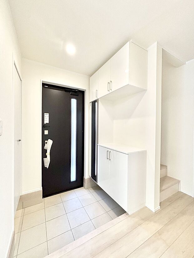 【その他設備(シューズボックス)】たっぷり収納できるシューズボックスで家族全員の靴も、玄関すっきり。  