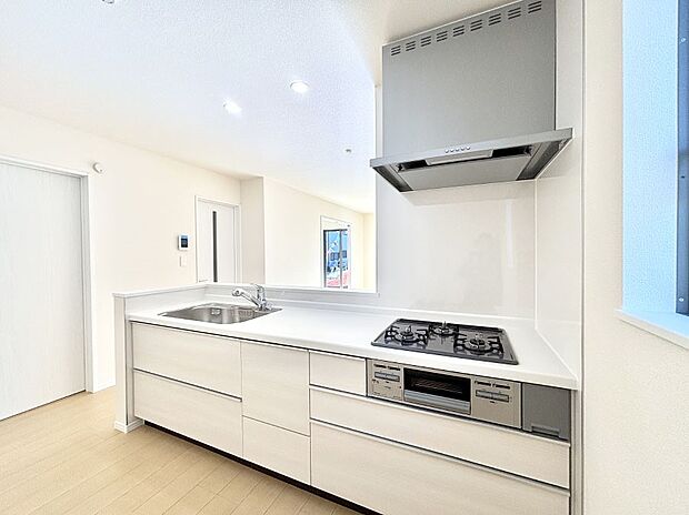 【ダイニングキッチン】料理をしながらでもご家族との会話を楽しめる対面キッチン