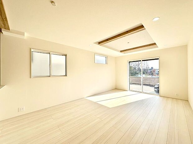 【リビングダイニング】折上天井は立体的な奥行きがあるので、天井が広く見えて開放的な空間を演出できます。  