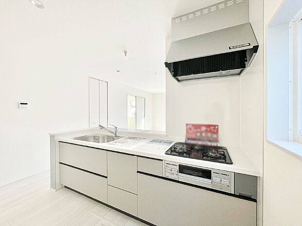 【ダイニングキッチン】リビングで遊ぶお子様を見守りながらお料理ができる対面キッチン。  