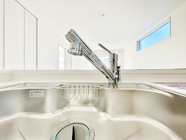 【その他設備(浄水器)】いつでも清潔なおいしいお水を。一つの水栓で水道水と浄水を使い分け。