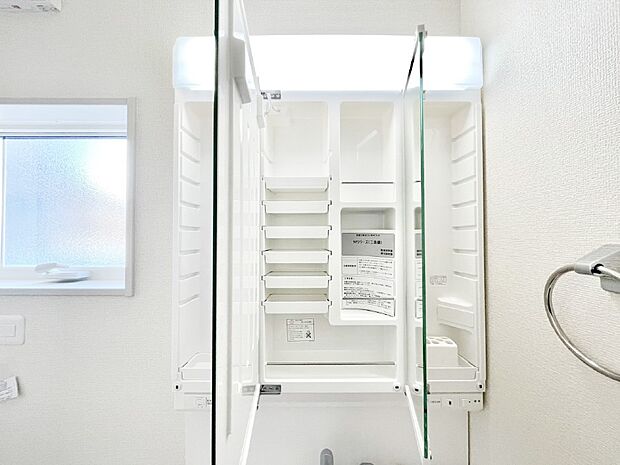 【その他設備(三面鏡裏収納)】三面鏡の裏に、化粧品や衛生用品などを収納可能。洗面台をすっきりと保ちます！