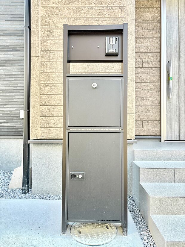 【その他現地】表札・インターホン・ポスト・宅配ＢＯＸをひとつに集約。エントランスになじむシンプルデザイン。