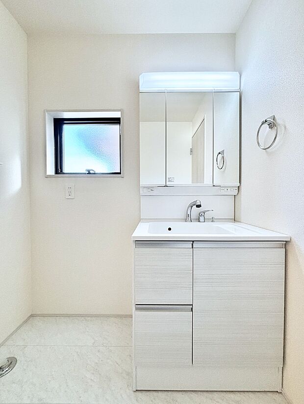 【洗面台・洗面所】大きく見やすい三面鏡で清潔感ある洗面台は、身だしなみチェックや肌のお手入れにおすすめです。