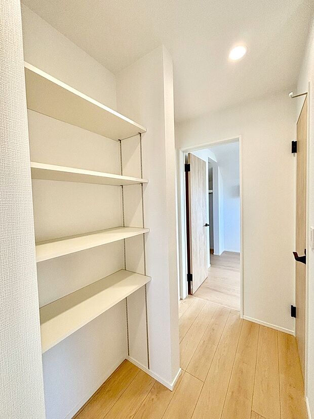 【その他設備(廊下収納)】廊下収納。掃除道具や季節の小物を収納することができます。