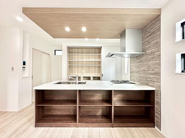 【その他設備(キッチンカウンター)】キッチンカウンターの下にも収納！物を飾ってもお洒落ですね