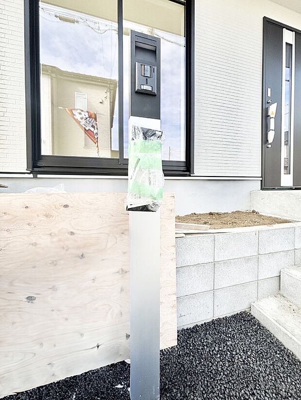 【その他現地】シンプルデザインのポスト。