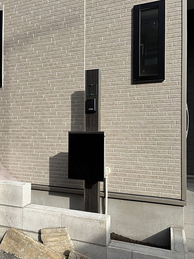 【その他現地】シンプルデザインのポスト。