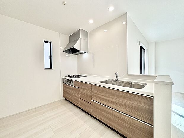 【ダイニングキッチン】ゆとりあるキッチンではご家族と楽しくお料理ができます。