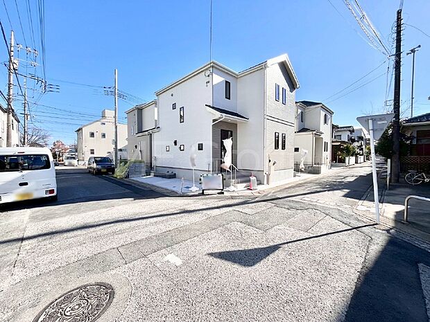 【前面道路含む現地写真】角地なので日当たりも良く、お家が堂々として見えます。