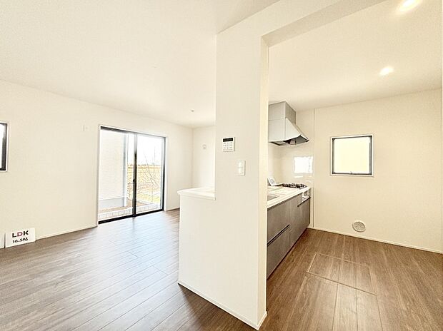 【ダイニングキッチン】ゆとりあるキッチンではご家族と楽しくお料理ができます。