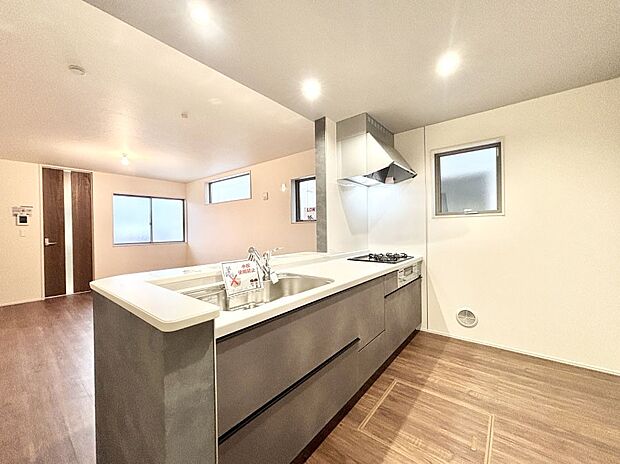 【ダイニングキッチン】料理をしながらでもご家族との会話を楽しめる対面キッチン