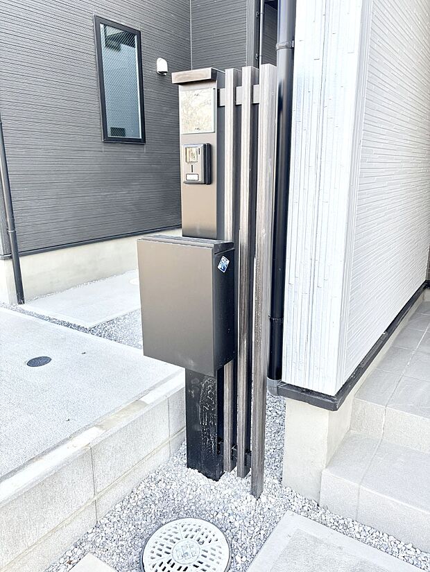 【その他現地】シンプルデザインのポスト。