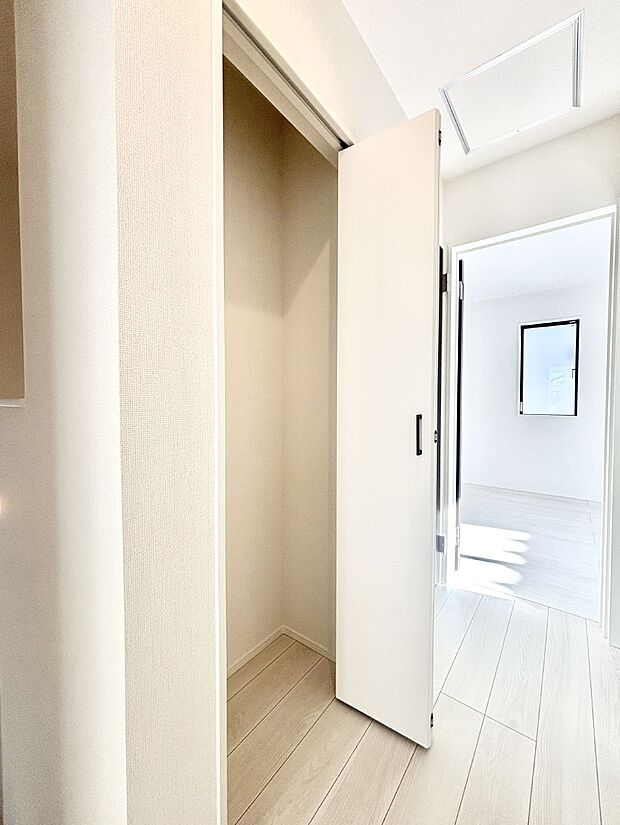 【その他設備(廊下収納)】廊下収納。掃除道具や季節の小物を収納することができます。