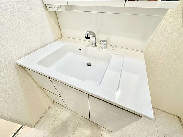 【その他設備(シャワー水栓)】ハンドシャワー付き！使いやすい洗面台。