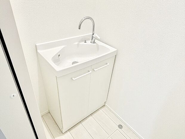 【その他設備(セカンド洗面台)】1階、2階に洗面台を設置！こまめに手洗いができます。  