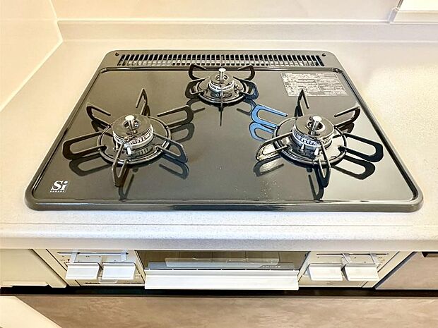 【その他設備(ガスコンロ)】三口ガスコンロでお料理が一気にはかどりそう  