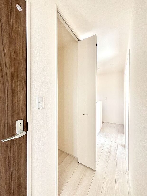 【その他設備(廊下収納)】廊下収納。掃除道具や季節の小物を収納することができます。