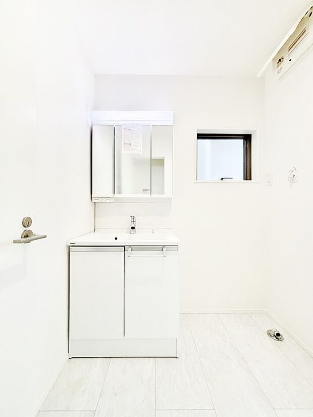 【洗面台・洗面所】三面鏡キャビネット・シャワー付き洗面化粧台で忙しい朝の身支度もスムーズに！