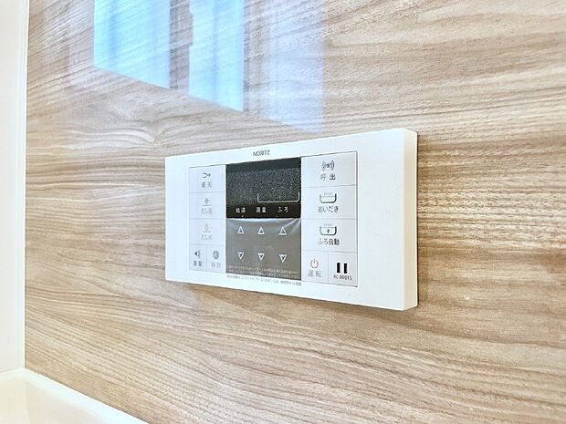 【発電・温水設備(浴室給湯器パネル)】スイッチ1つで一定量の湯を浴槽に張ったり、保温や追い焚きが可能!