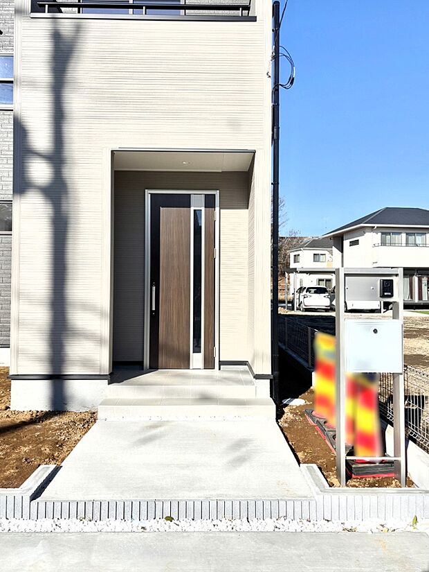 【玄関】シンプルで落ち着いた雰囲気の玄関でご家族やお客様をお出迎え!