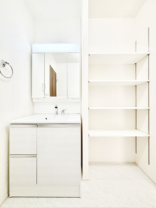 【洗面台・洗面所】三面鏡キャビネット・シャワー付き洗面化粧台で忙しい朝の身支度もスムーズに!