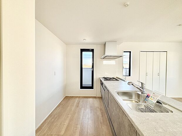 【ダイニングキッチン】勝手口のある明るいキッチン。換気にも役立ちます。