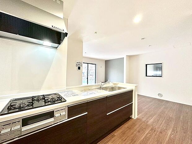 【ダイニングキッチン】料理をしながらでもご家族との会話を楽しめる対面キッチン