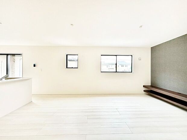 【ダイニング】PC作業やお子様の宿題コーナーなどにお使いいただけるカウンター付きのLDK。