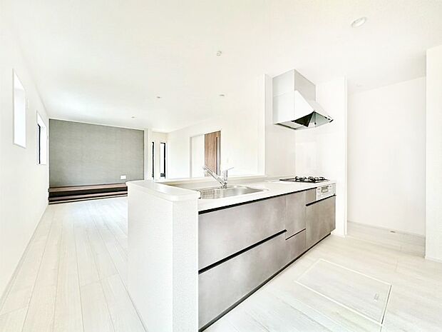 【ダイニングキッチン】カウンター越しに楽しいおしゃべり。いつものお料理がもっと美味しくなりそうですね