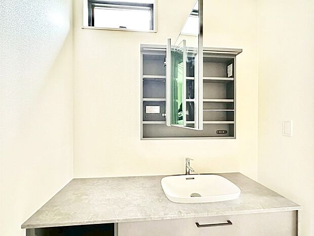 【その他設備(洗面台収納)】鏡の後ろの収納スペースに散らかりやすい小物等を整理整頓出来ます。