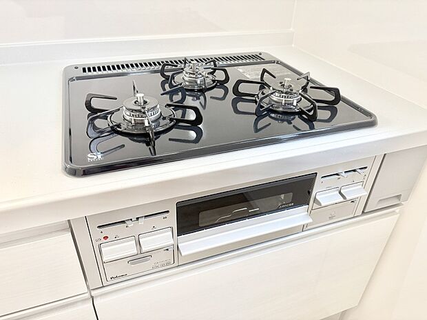 【その他設備(三ツ口コンロ)】三口ガスコンロでお料理が一気にはかどりそう。