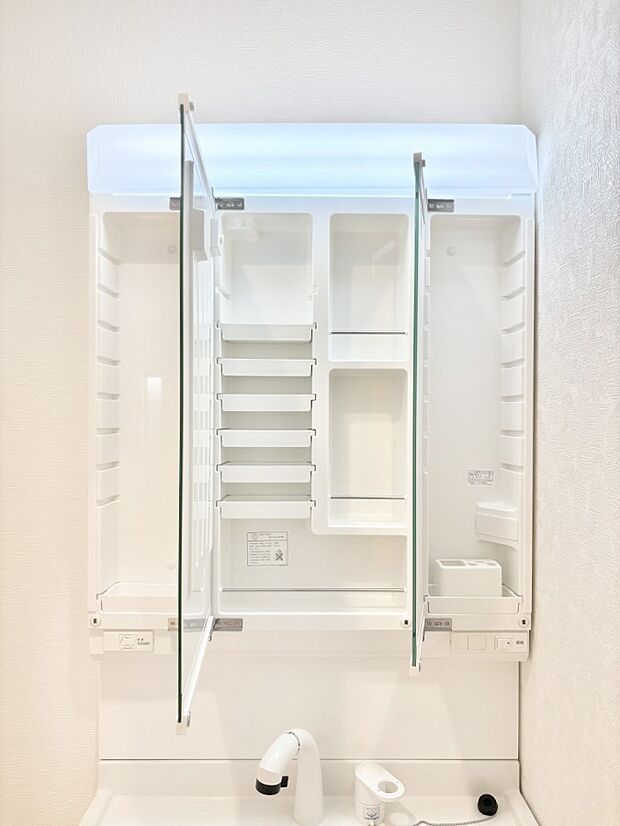 【その他設備(三面鏡裏収納)】三面鏡の裏に、化粧品や衛生用品などを収納可能。洗面台をすっきりと保ちます!