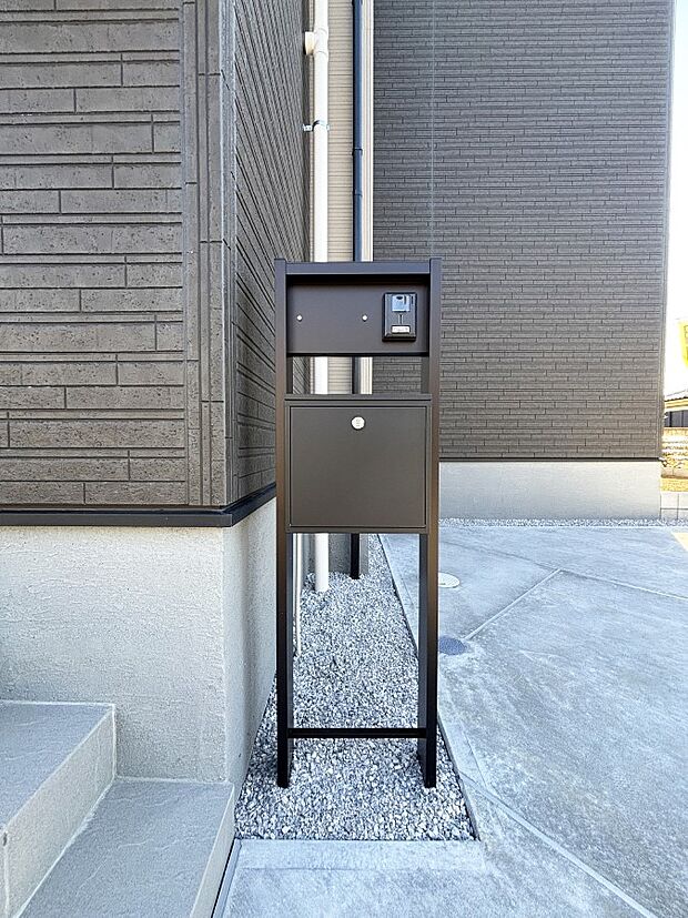 【その他現地】シンプルデザインのポスト。