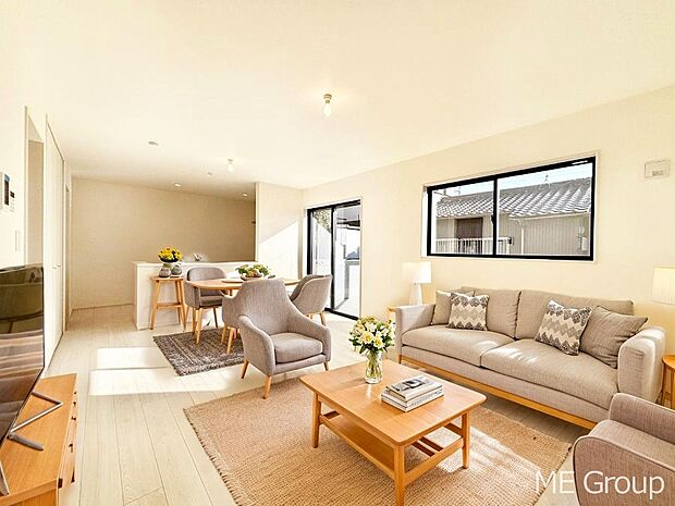 【リビング】大きな窓からたっぷりの陽光と風を感じられるリビング※家具はCGです