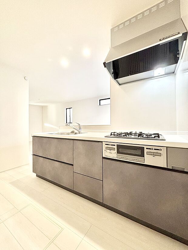 【ダイニングキッチン】料理をしながらでもご家族との会話を楽しめる対面キッチン