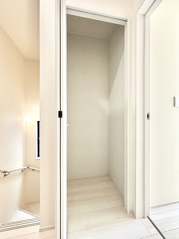 【その他設備(廊下収納)】廊下収納。掃除道具や季節の小物を収納することができます。