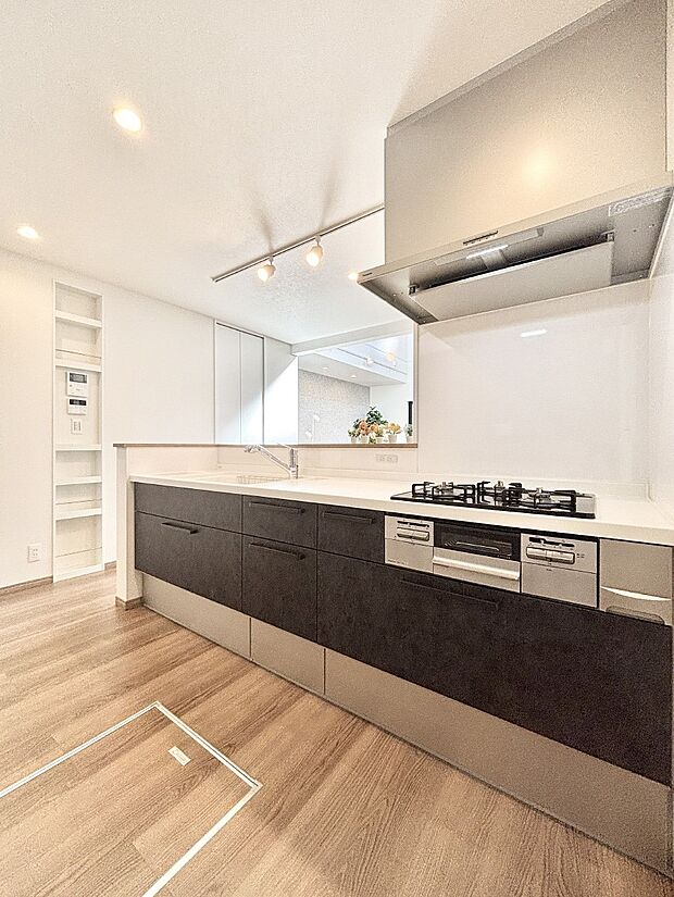 【ダイニングキッチン】リビングで遊ぶお子様を見守りながらお料理ができる対面キッチン。