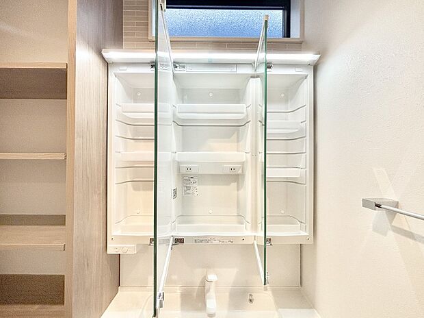 【その他設備(三面鏡裏収納)】三面鏡の裏に、化粧品や衛生用品などを収納可能。洗面台をすっきりと保ちます!