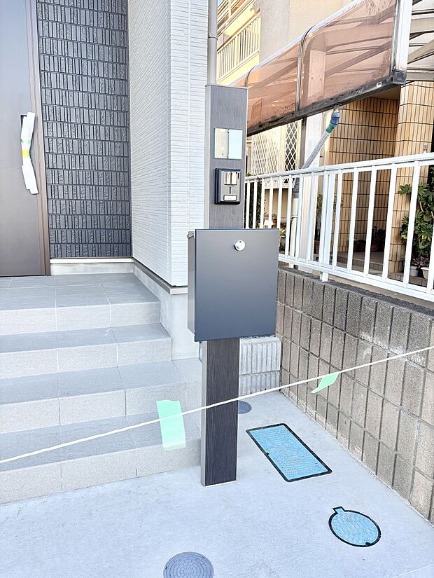 【その他現地】シンプルデザインのポスト。