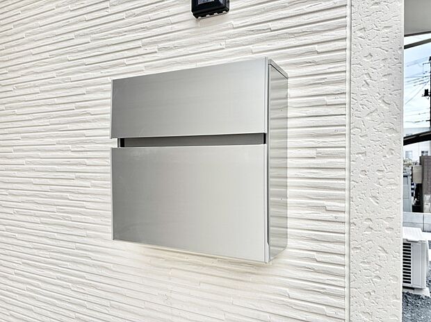 【その他現地】シンプルデザインのポスト。