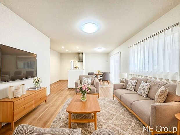 【リビング】ご家族の賑やかな話し声で包まれる明るいリビング ※家具はCGです