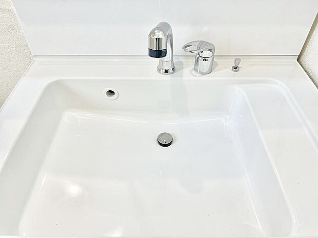 【その他設備(シャワー付き洗面台)】ハンドシャワー付き!使いやすい洗面台。