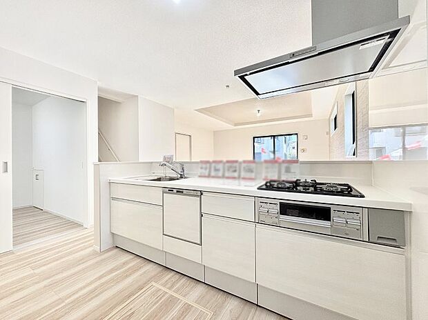 【ダイニングキッチン】リビングで遊ぶお子様を見守りながらお料理ができる対面キッチン。