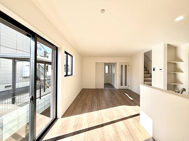 【ダイニング】大きな窓からたっぷりの陽光と風を感じられるリビング