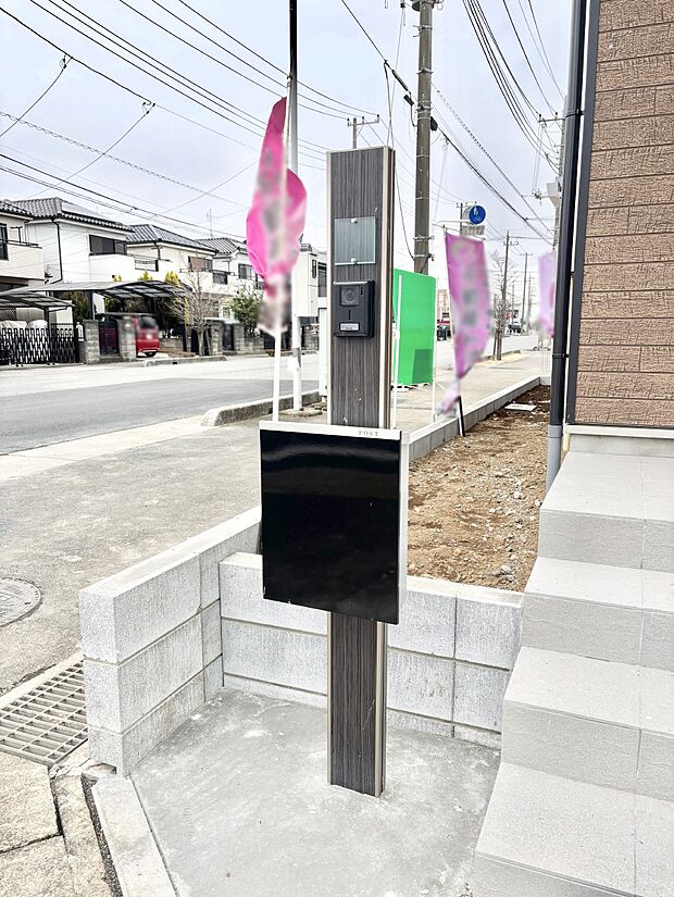 【その他現地】表札・インターホン・ポストをひとつに集約。エントランスになじむシンプルデザイン。