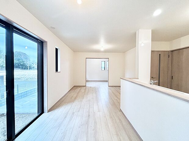 【ダイニング】大きな窓からたっぷりの陽光と風を感じられるリビング