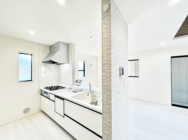 【ダイニングキッチン】料理をしながらご家族との会話を楽しめる対面カウンターキッチン