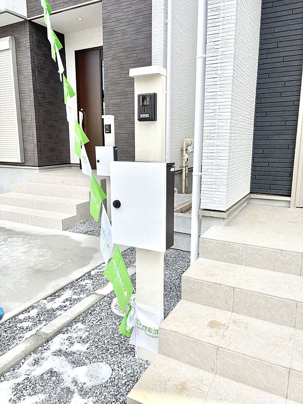 【その他現地】シンプルデザインのポスト。