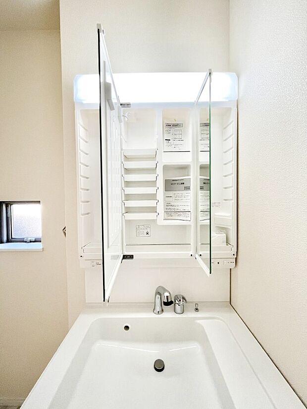 【その他設備(三面鏡裏収納)】三面鏡の裏に、化粧品や衛生用品などを収納可能。洗面台をすっきりと保ちます!